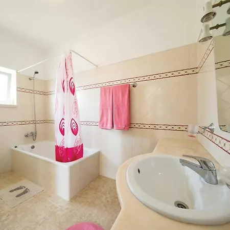 Carvoeiro Sleeps 6 Pool Air Con Wifi * Carvoeiro (Lagoa)